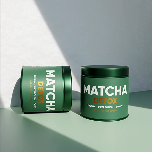 Grantonn Matcha Detox — zwei grüne Metalldosen auf salbeigrünem Hintergrund