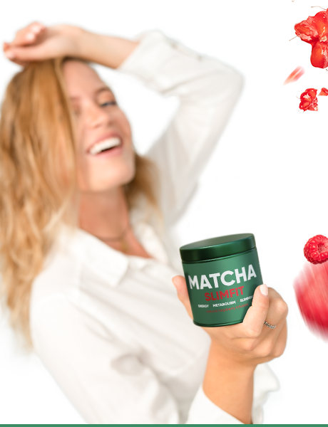 Lachende Frau mit Matcha Slimfit Dose und frischen Himbeeren