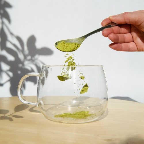 Schritt 1: 3 g Matcha-Pulver in die Tasse geben