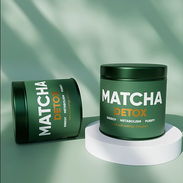Matcha Ritual — Dose auf elegantem Podest im Blattschatten