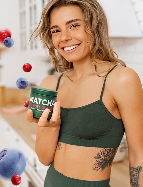 Frau in der Küche mit Matcha Berry Detox Dose und frischen Beeren